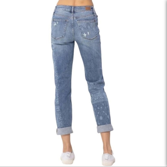 💥Judy Blue Bandana Print Mid-Rise Destroy & Paisley Print Boyfriend Jeans - Picture 2 of 6